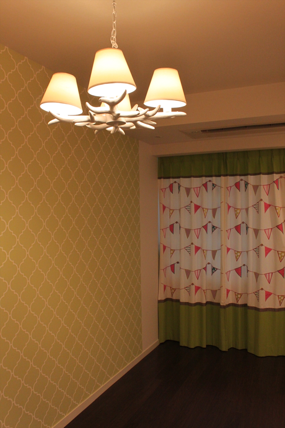 カーテン 壁紙と照明をコーディネートしたキッズルーム 東京や