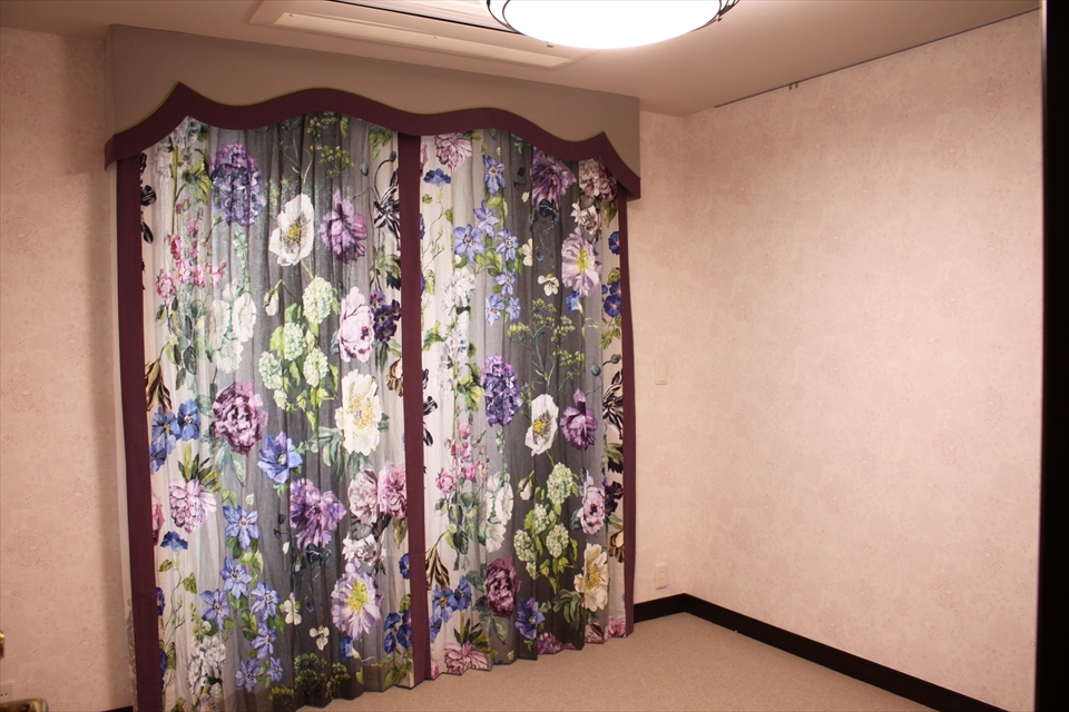 ピンクの花柄の壁紙に大柄なボタニカル柄のデジタルプリントを合わせました 東京や横浜で 輸入 オーダーカーテンの出張コーディネート オーブ