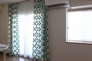 幾何学柄の輸入カーテン