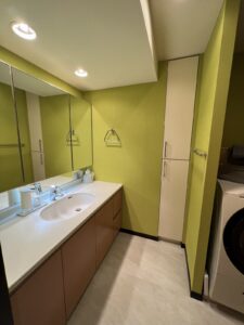 フレンチポップなカラーで明るい洗面室に