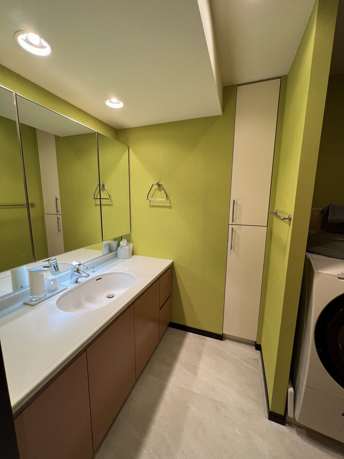 フレンチポップなカラーで明るい洗面室に