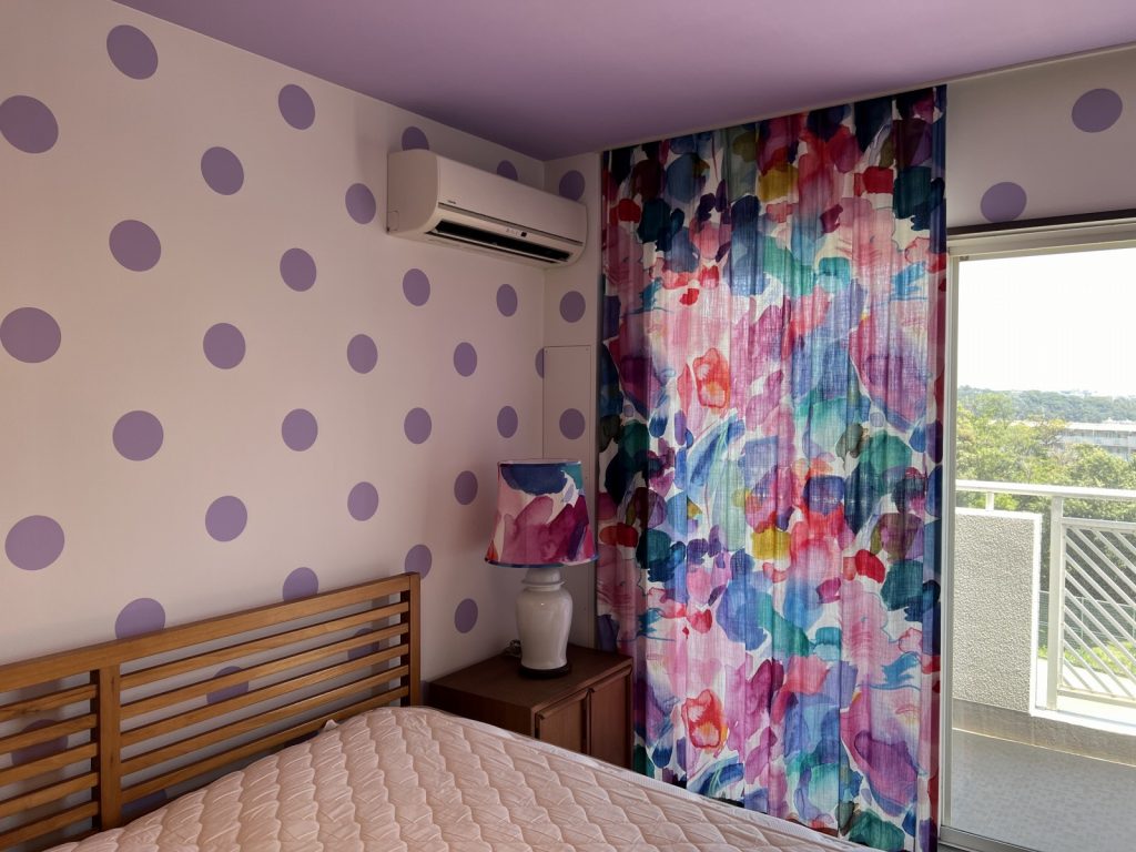 横浜市磯子区のブルーベルグレイとドットの壁紙の事例