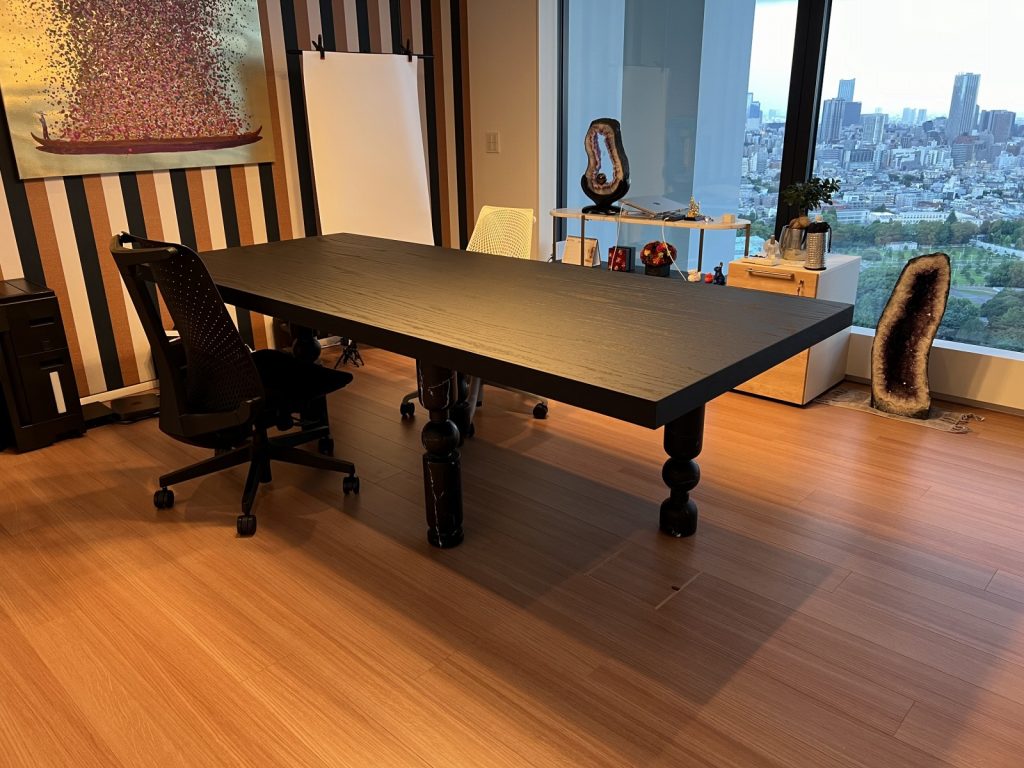 カサマンスの壁紙を使ったオフィスのインテリアコーディネート、東京都港区赤坂