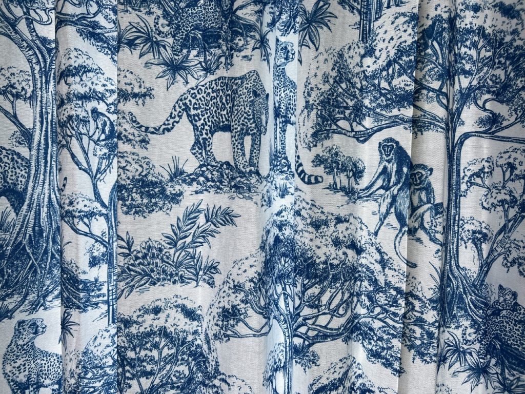 モダンな動物柄の輸入カーテン