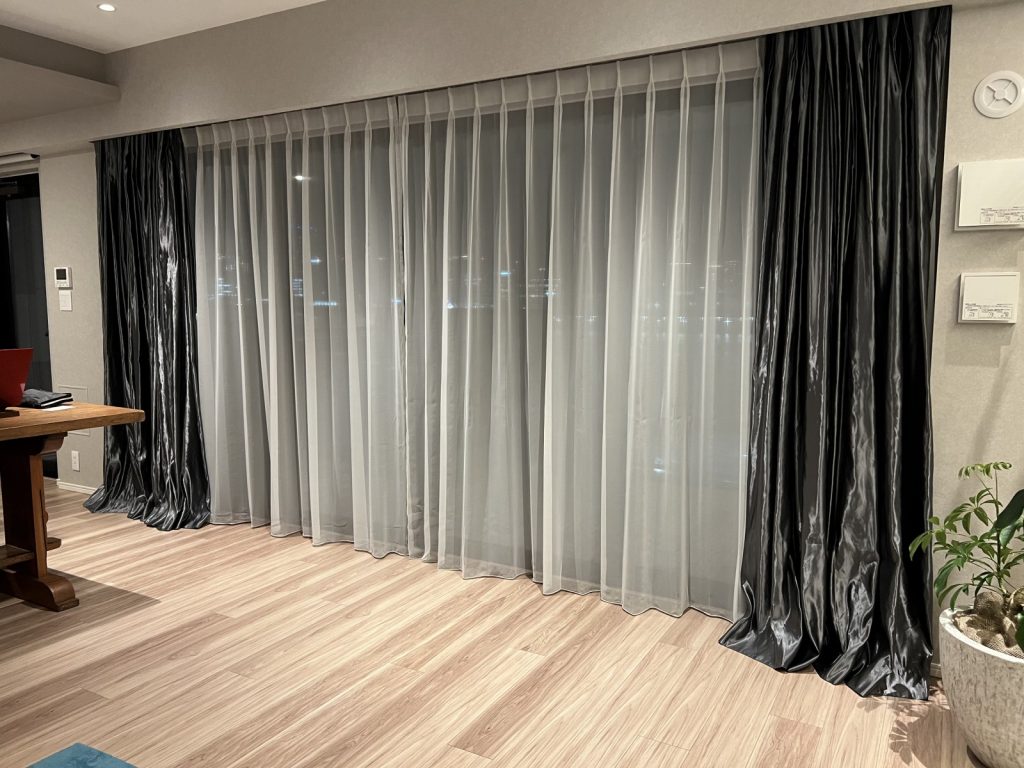 クリエーションバウマン製のレース、ソプラノを掛けた中央区のリビング