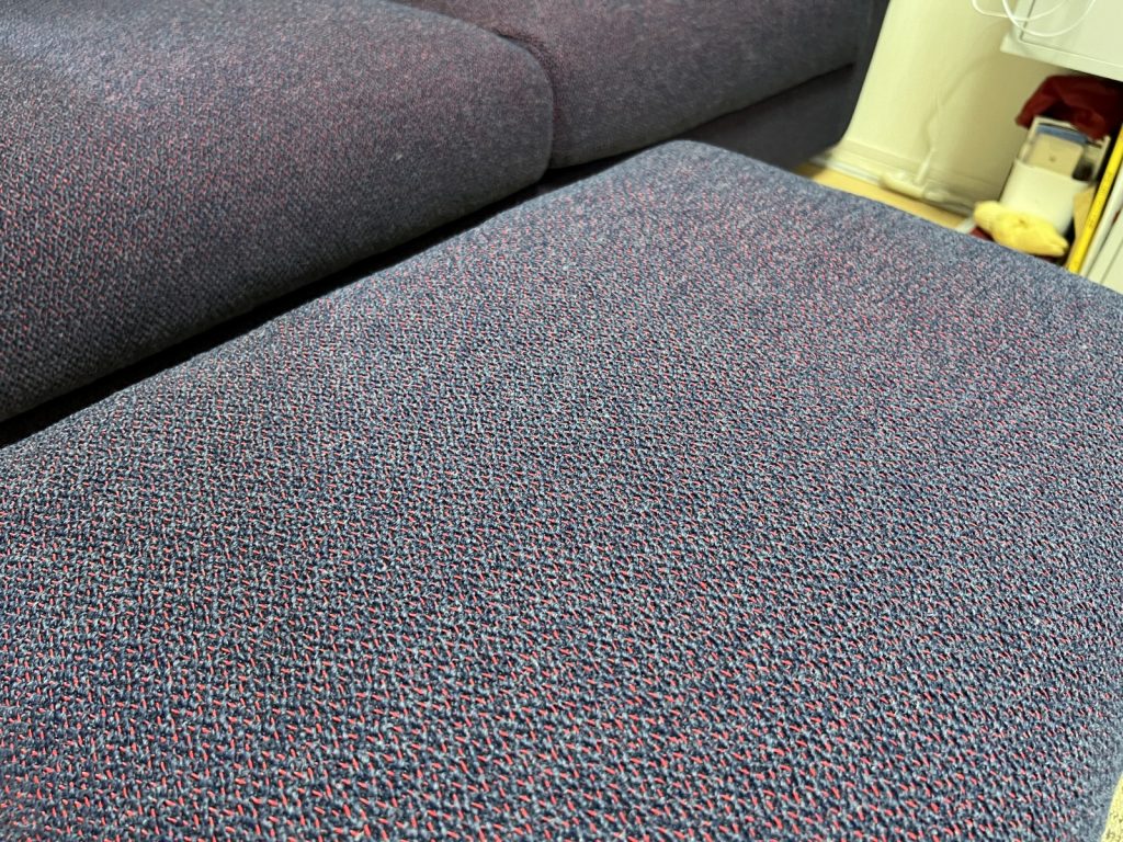 オシャレなブルーのソファーの張り地