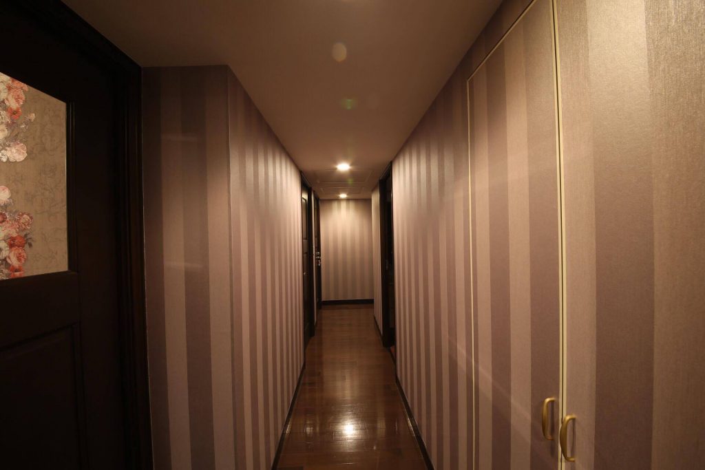 ストライプでエレガンスモダンな廊下に