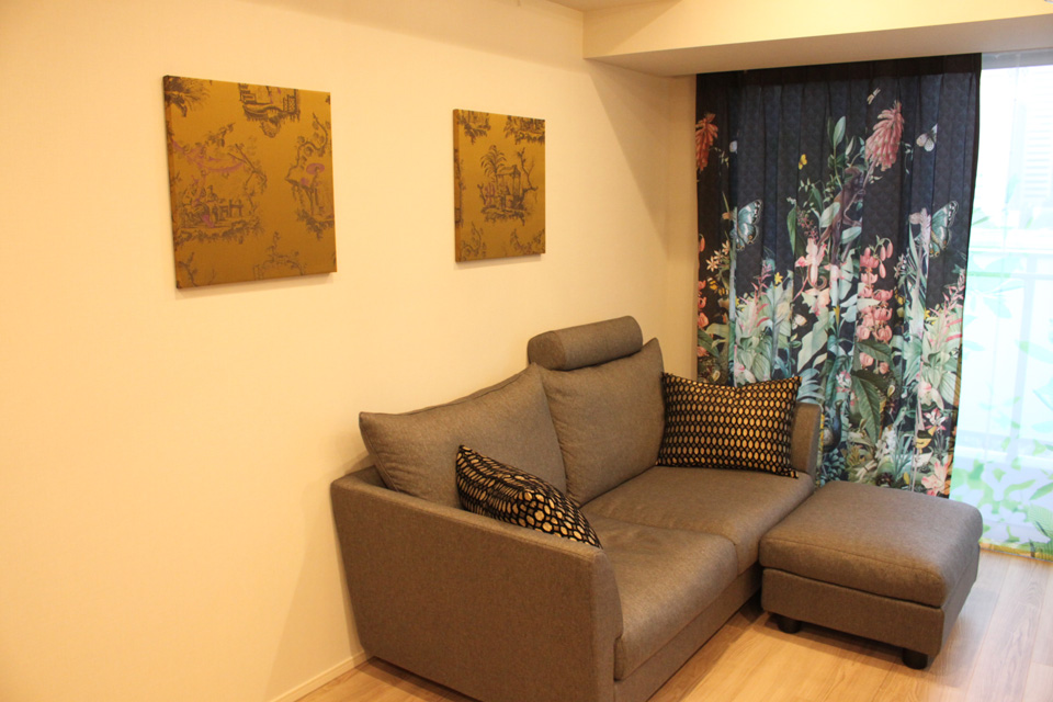 ラグジュアリー系トロピカル柄のカーテン、モダンなソファ、シノワズリーなファブリックパネル