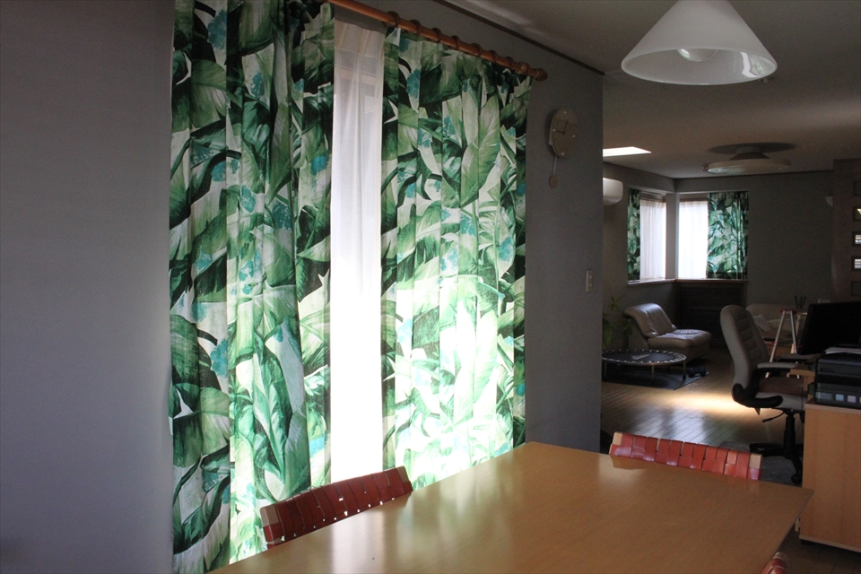 流石に気品が漂う、今時のトロピカル柄