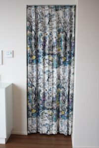 着物の女性が行き交う古き良き日本の庭園を描いた、麻の地にデジタルプリントされた生地