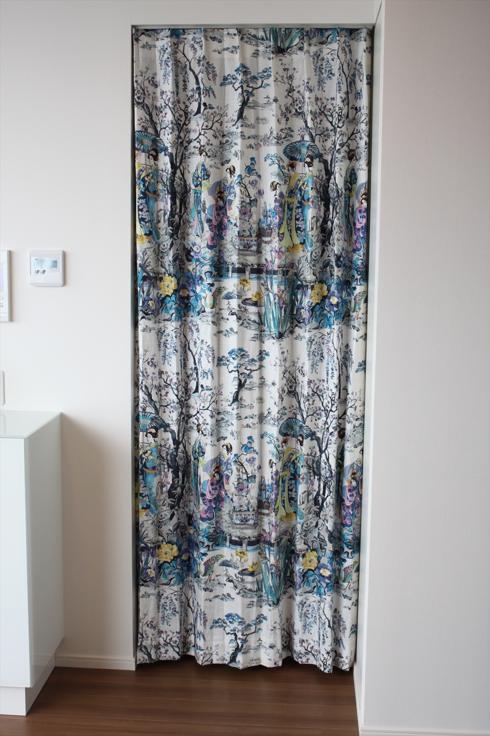 着物の女性が行き交う古き良き日本の庭園を描いた、麻の地にデジタルプリントされた生地