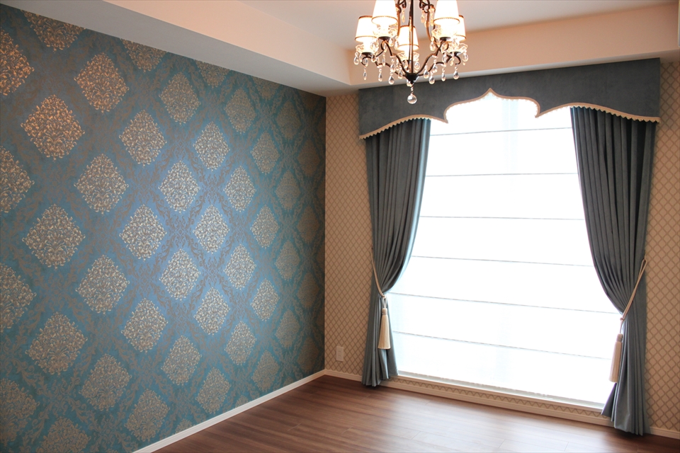 カーテンと壁紙と照明をコーディネートしたベットルーム