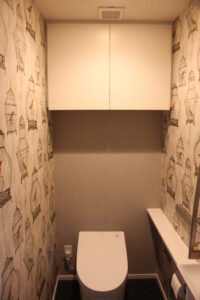 トイレを飾る鳥たち