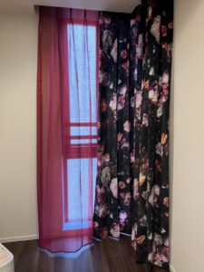 エモーショナルなカーテン