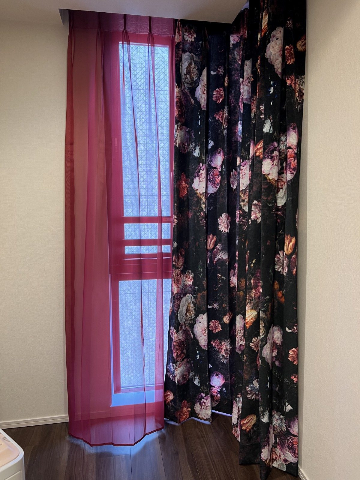 エモーショナルなカーテン