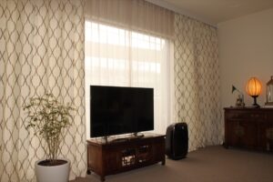 麻の地に幾何学柄が刺繍された生地