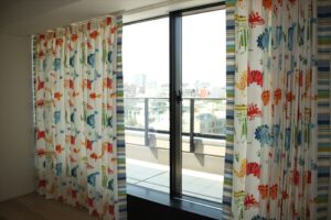 恐竜がポップに描かれたイギリスのプリント