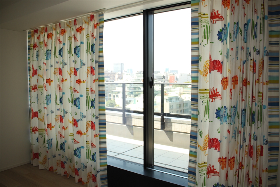 恐竜がポップに描かれたイギリスのプリント