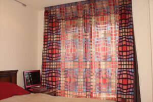 ガウディの様な、モンドリアンの様なタイルの様なレース生地