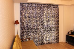 ヴィンテージのスペインタイルの柄がプリントされたこの生地は、ベースがベルベット