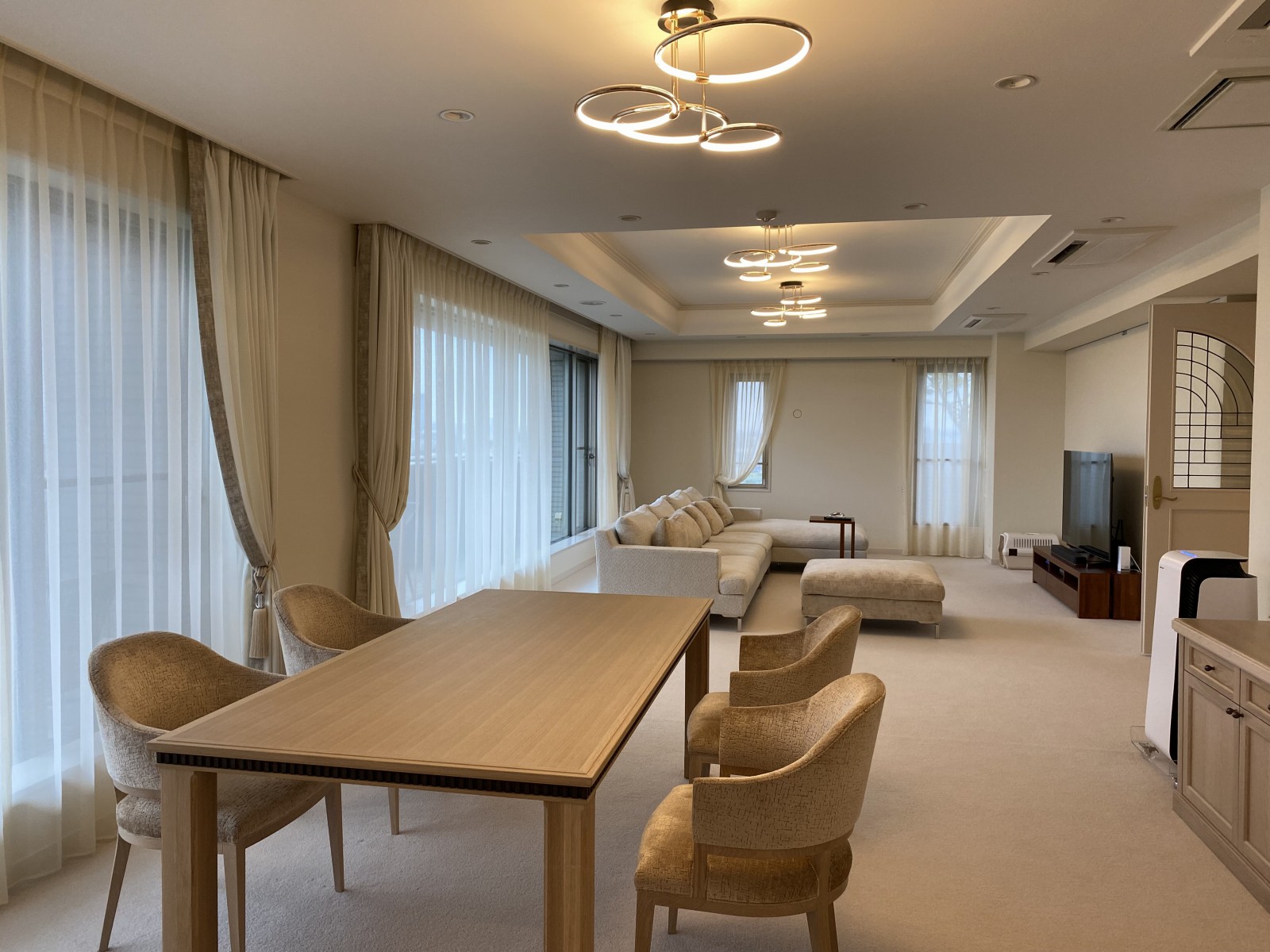 ホワイトonホワイトでリビングをコーディネート