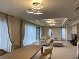 指輪の様なシャンデリア