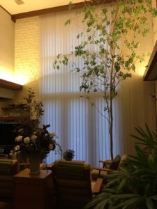 吹き抜けに電動のバーチカルブラインド