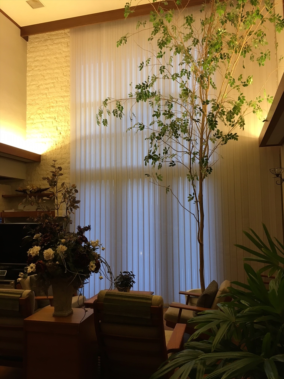 吹き抜けに電動のバーチカルブラインド