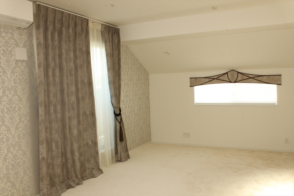 ダマスク柄の壁紙とヘビ革風のジャガード織りのカーテンの組み合わせ