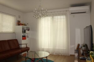 ウッドブラインドに麻のレースを 「プラス・オン」