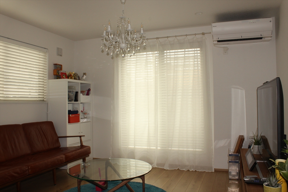 ウッドブラインドに麻のレースを 「プラス・オン」