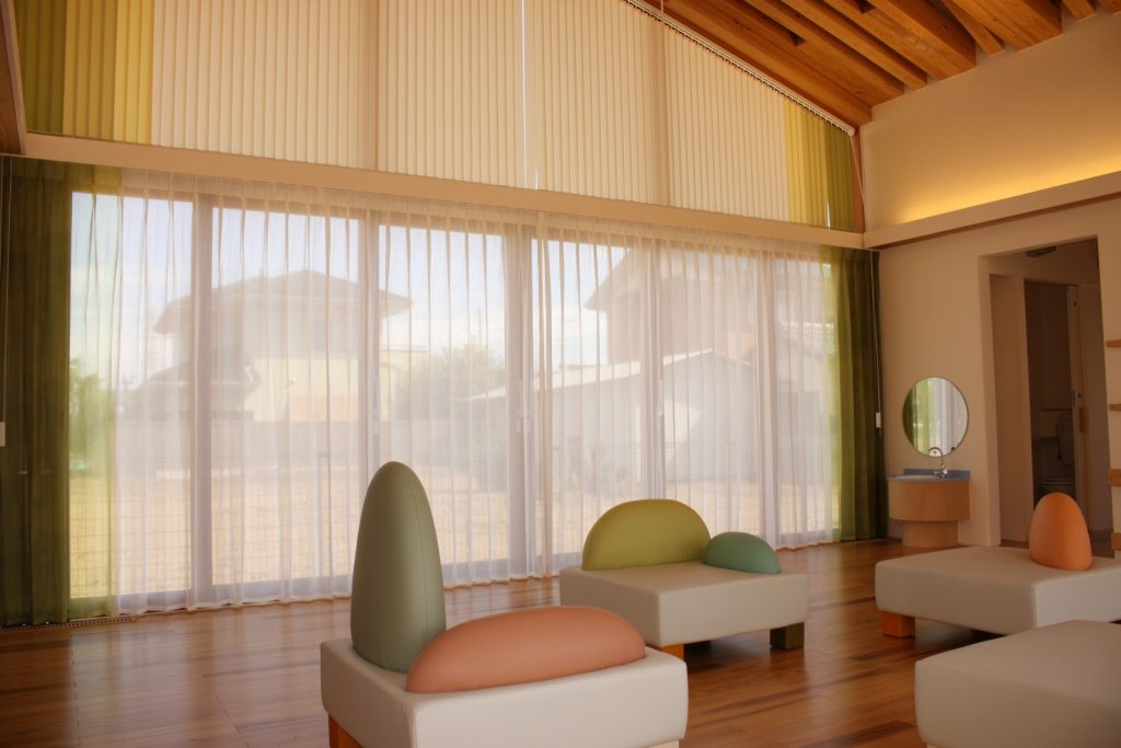 ブラインドとカーテンのデザインをつなげて