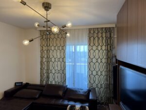 幾何学柄のドレープカーテン