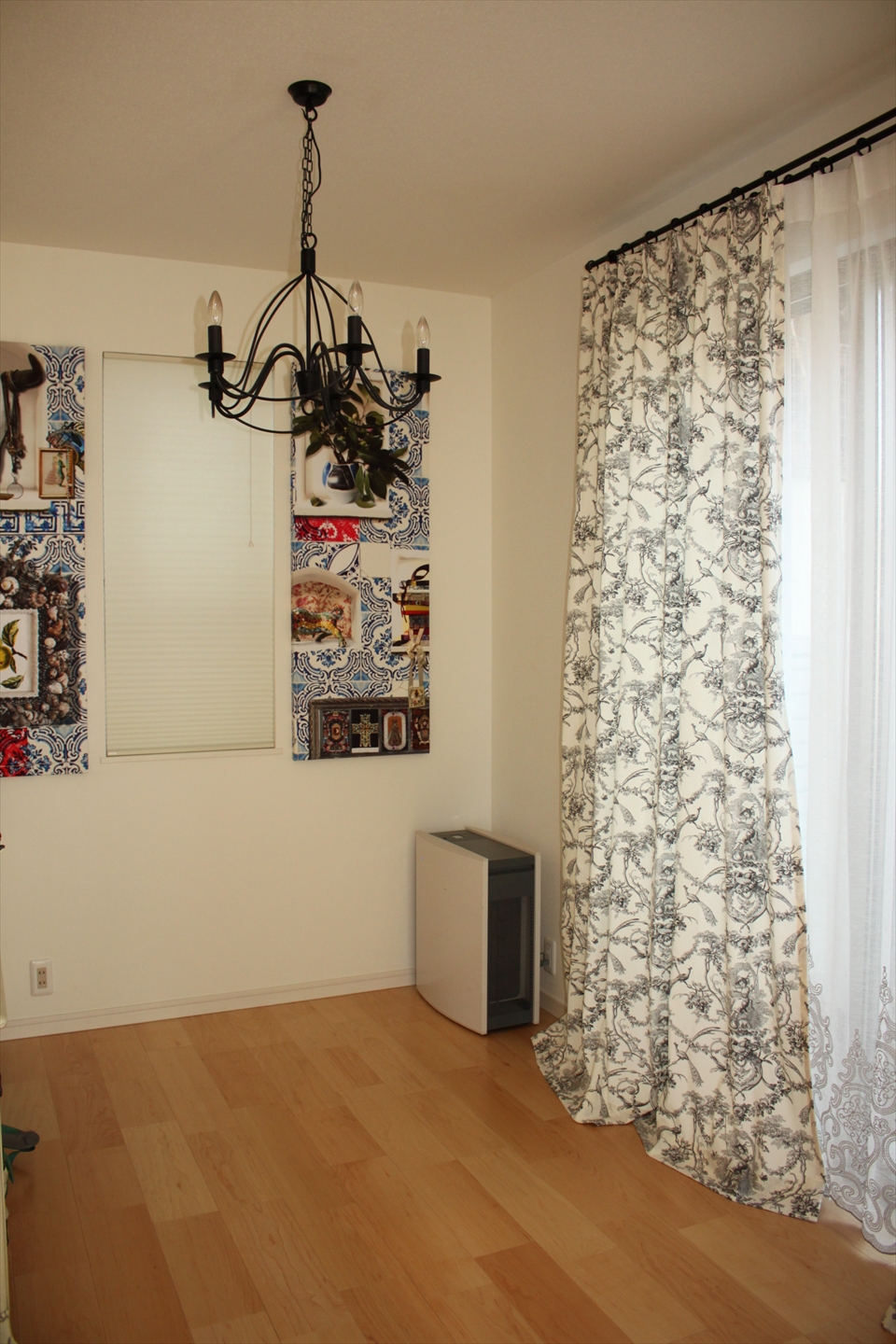 黒鉄のアームのシャンデリア