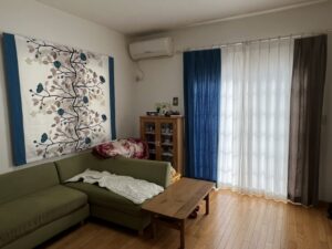 青と白の北欧スタイルのカーテン