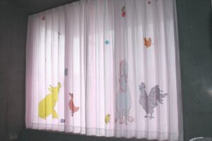 コンクリート打ちっぱなしのモダンな子供部屋には、モダンなデザインのプリントを