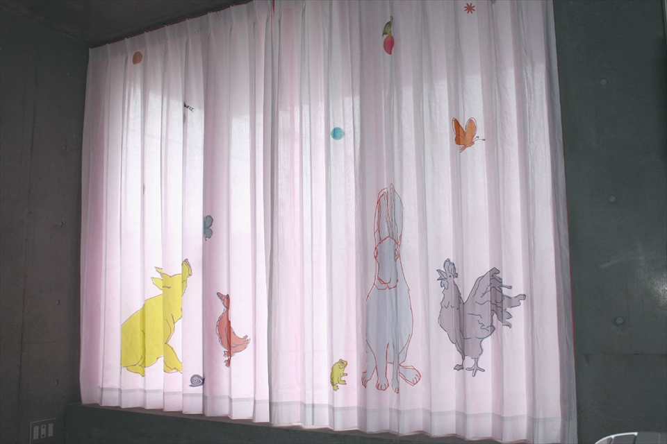 コンクリート打ちっぱなしのモダンな子供部屋には、モダンなデザインのプリントを