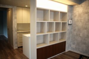 間仕切りを兼ねた収納棚を造作