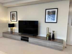 石目のテレビボードを造作