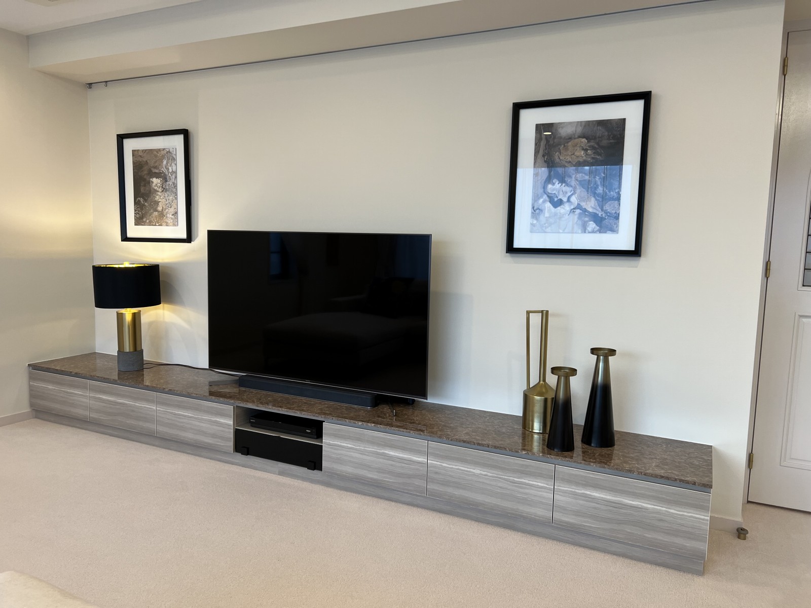 石目のテレビボードを造作