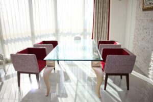 トレンドカラーのビバマゼンタで縁取ったカーテン