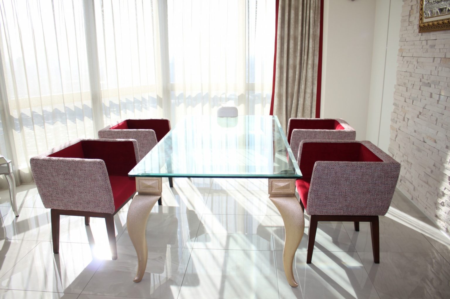 トレンドカラーのビバマゼンタで縁取ったカーテン