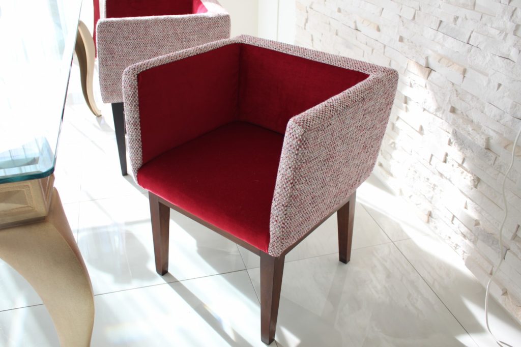 ベルベットとツイードで張り替えたダイニングチェア