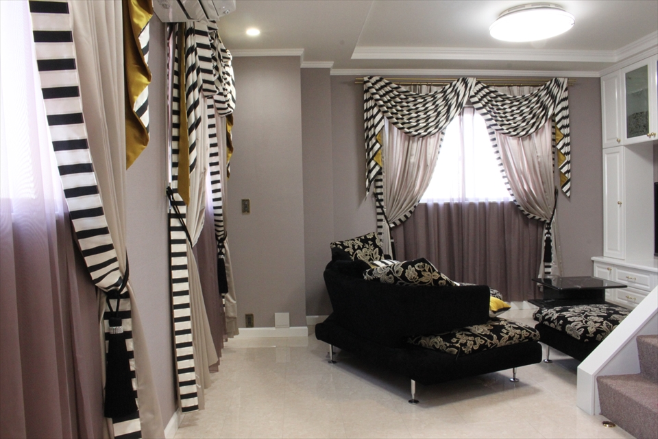 シャンパンゴールドのサテン生地と白黒ストライプ