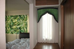 ベットルームの入り口のニッチに、アーチ状のバランスを