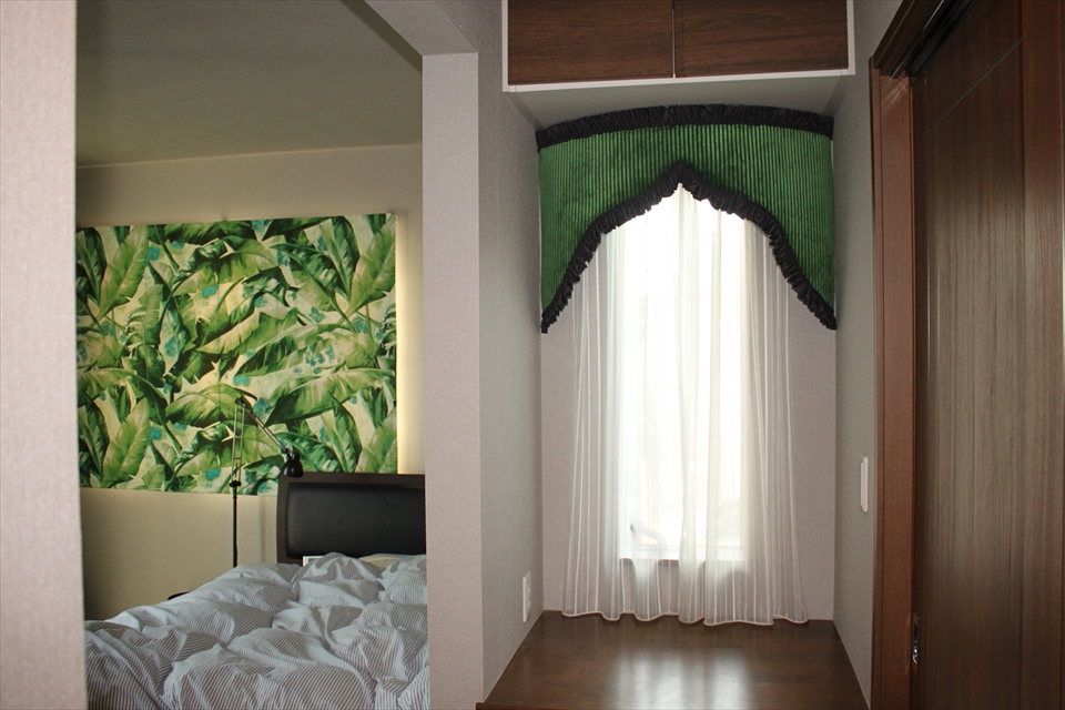 ベットルームの入り口のニッチに、アーチ状のバランスを