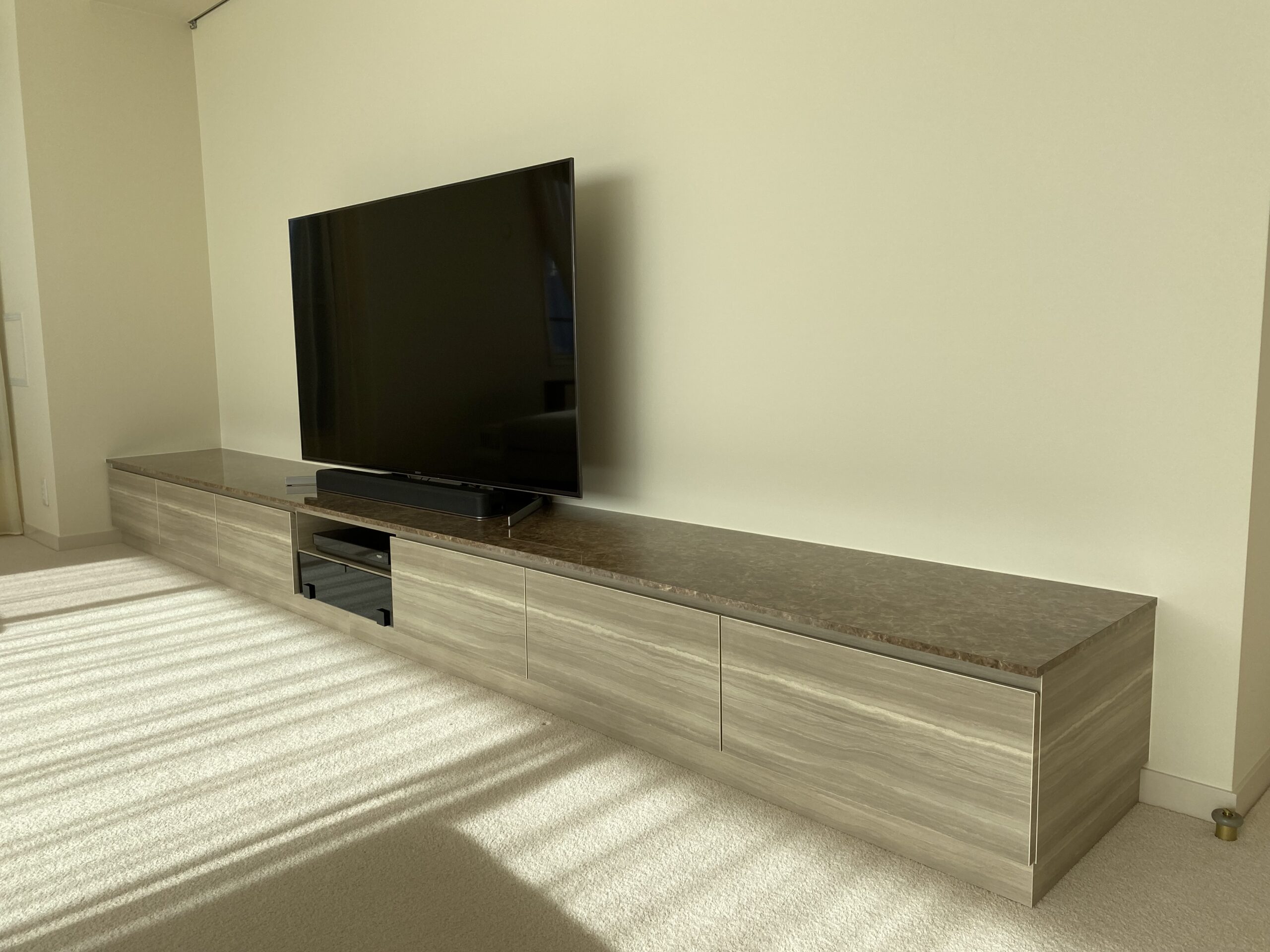 石のテレビボード