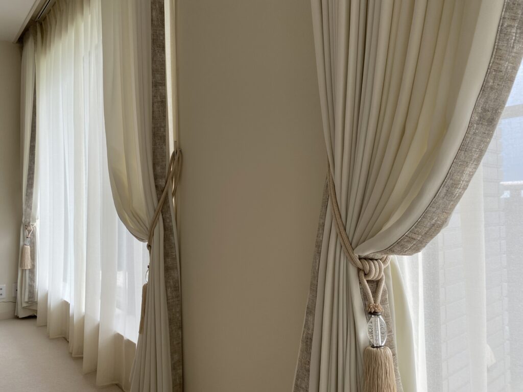 白いカーテンのヘム加工