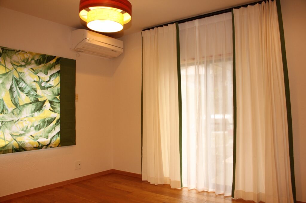 強い色を細く入れたカーテン