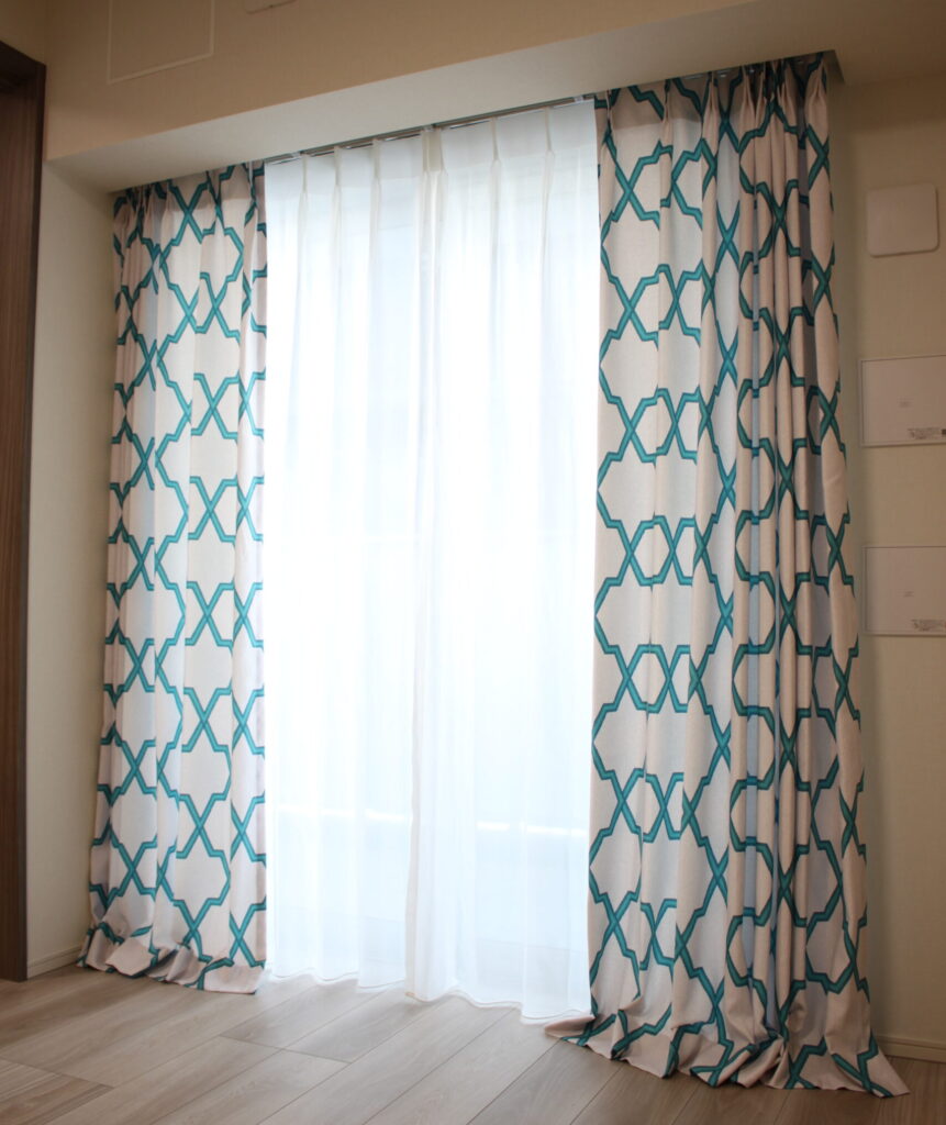 ターコイズブルーの幾何学柄のオーダーカーテン